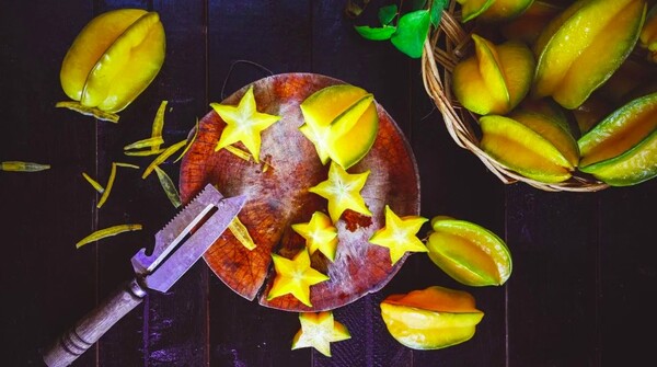 1 ways-to-cut-a-star-fruit