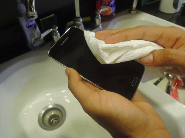 3 1-use-a-towel-to-dry-your-phone