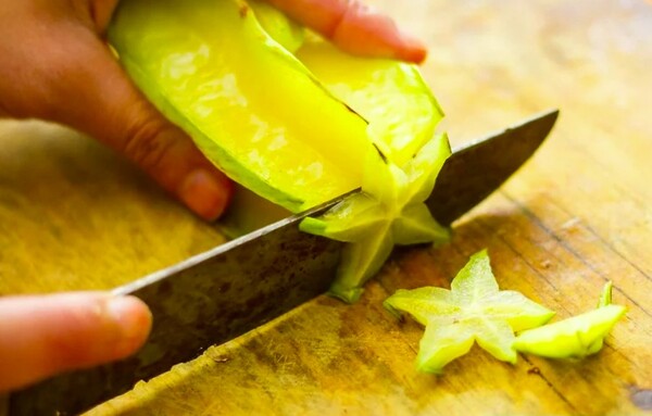 3 cut-the-star-fruit-in-slices-and-eat-plain