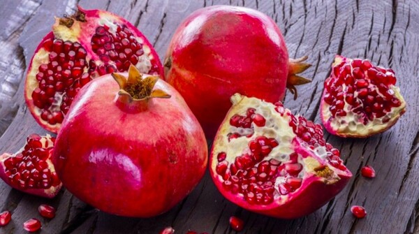 8 2-easy-ways-to-open-and-seed-a-pomegranate
