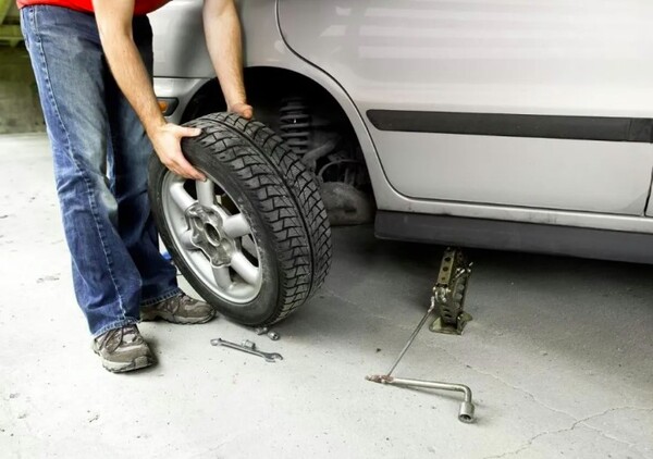 8 remove-the-flat-tyre