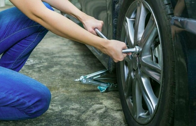 How to Change a Tire in 10 Simple and Easy Steps