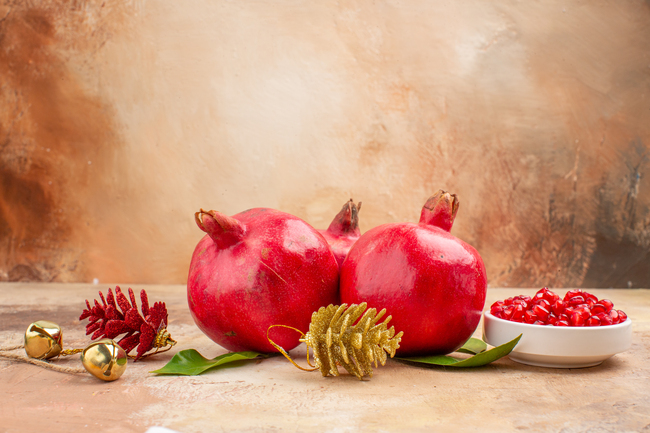 How to Eat a Pomegranate: 7 Easy Steps