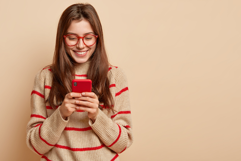 Can't Figure Out if He's Flirting With You? Here's How To Tell If A Guy Likes You Over Text