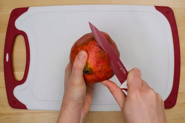 step-2-cut-the-top-off-the-pomegranate