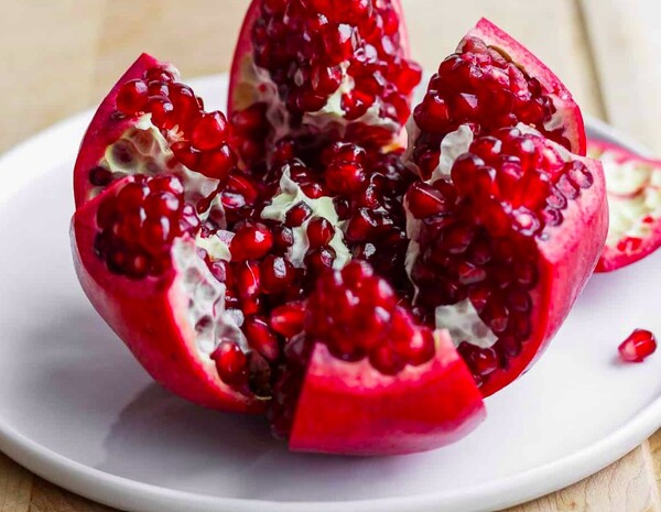 step-4-pull-the-pomegranate-into-sections